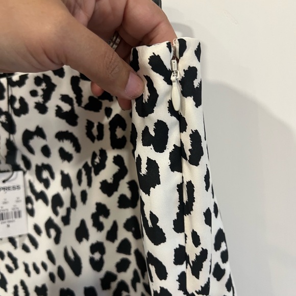 Flowy chiffon leopard print skirt. - Picture 3 of 4